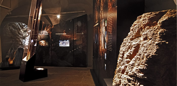 Inszenierung von "Berggeist", Wasserrinne und Leiter. Silberrausch und Berggeschrey, Ausstellung Archäomontan Dresden